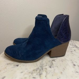 Corkys Boutique Booties navy blue Size 7
Faux Leather and Suede shoes heels